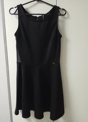 Чёрное платье на молнии с боковыми вставками-сетками.