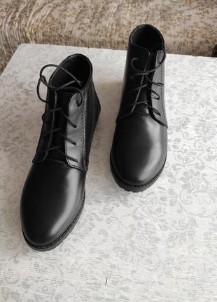 Черные кожаные ботинки туфли