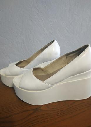 Белые кожаные туфли