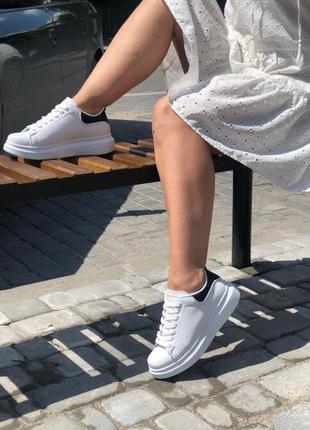 Женские кроссовки alexander mcqueen 🆕белые кроссовки с черным задником 🆕 александр маккуин