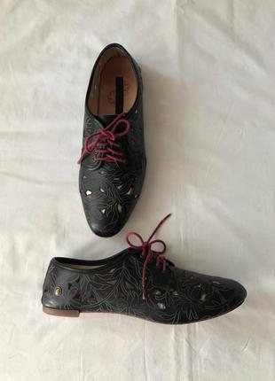 Шкіряні туфлі перфоровані. 39(25,5)