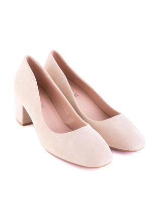 Женские светло-бежевые туфли из эко-замши на каблуке2 фото