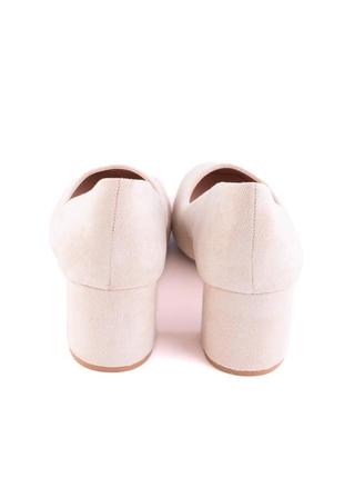 Женские светло-бежевые туфли из эко-замши на каблуке3 фото