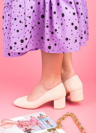 Женские светло-бежевые туфли из эко-замши на каблуке4 фото