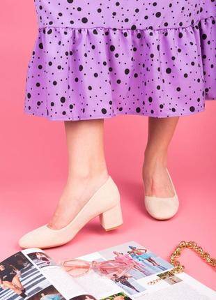 Женские светло-бежевые туфли из эко-замши на каблуке5 фото
