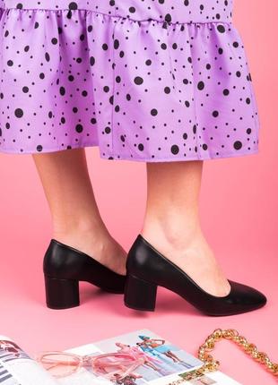 Женские черные туфли из экокожи на каблуке3 фото
