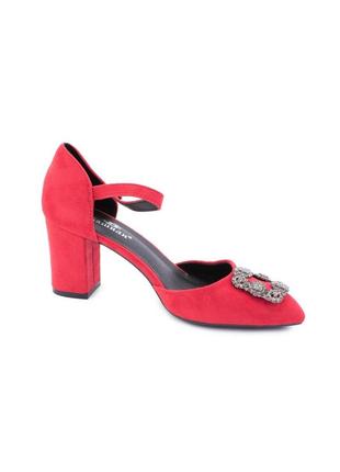 Женские красные туфли на каблуке1 фото