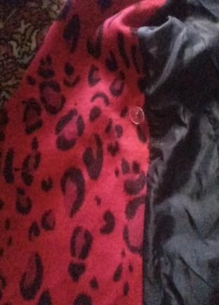 Красное пальто тренч пиджак классического кроя двубортное укороченное анималистичного принта леопард новое размером xs,s9 фото