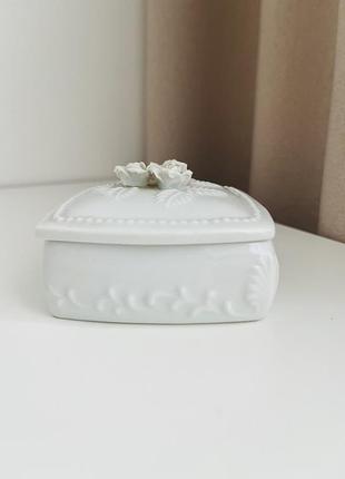 Шкатулка фарфорова