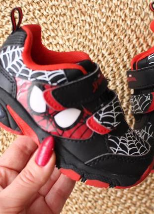 Крутезні практичні кросівки на липучці зі spiderman 23.5 р3 фото