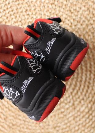 Крутезні практичні кросівки на липучці зі spiderman 23.5 р5 фото