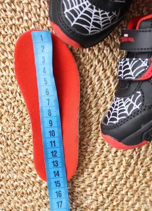Крутезні практичні кросівки на липучці зі spiderman 23.5 р7 фото