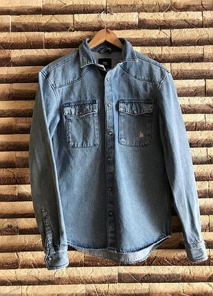 Джинсова рубашка.