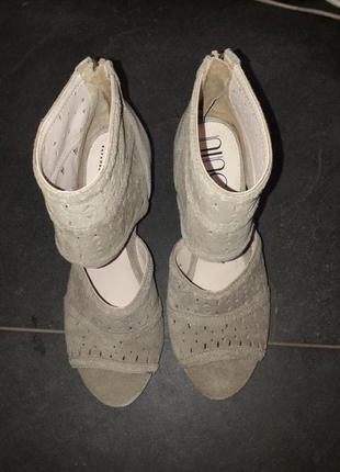 Фірмові нові босоножки , натуральний замш, на широку ногу 39 розмір