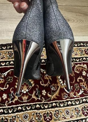 Женские ботильоны на высоком каблуке с серебристым блеском new look2 фото