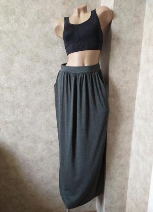 Базовая трикотажная длинная юбка с карманами спереди3 фото