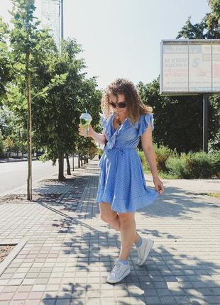 Небесно-голубое летнее платье на запах2 фото