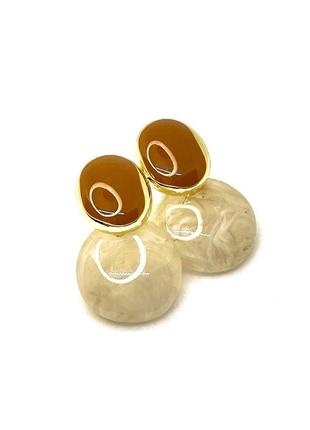 Стильні круглі золотисті сережки кульчики пусети мармурова коричнева емаль перламутр1 фото