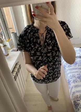 Шифоновая блуза с красивыми рукавами черного цвета в цветочный принт6 фото