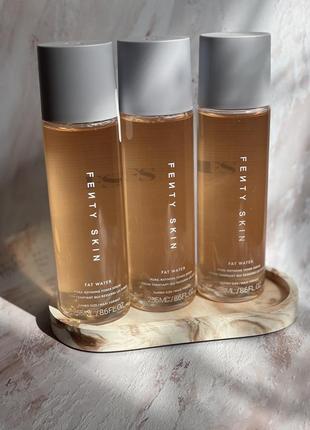 Тонер-сироватка для звуження пор із ніацинамідом fenty skin fat water pore-refining toner serum 255ml.