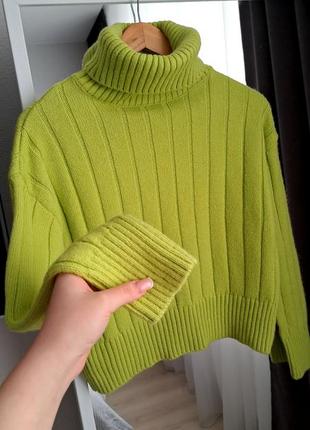 Яркий салатовый свитер reserved укороченный5 фото