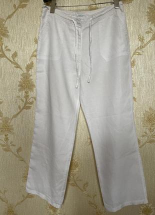 Белые женские брюки свободного кроя из льна
