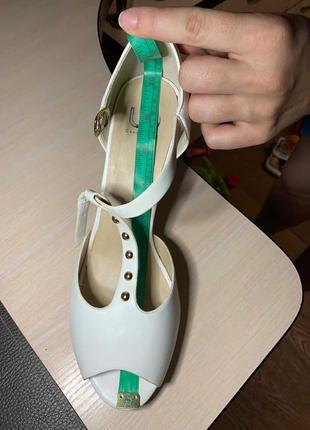 Босоніжки на підборах4 фото