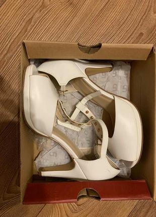 Босоніжки на підборах6 фото