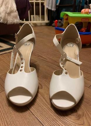 Босоніжки на підборах9 фото