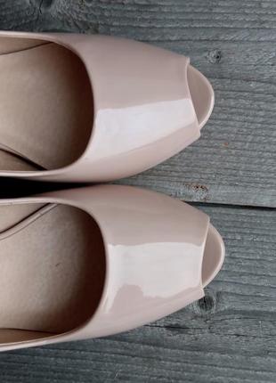 Темно бежевые туфли босоножки лаковые на высоком каблуке открытый носок лодочки нюдовые стрипы3 фото