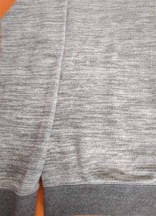 Стильний светр від відомого бренду.6 фото