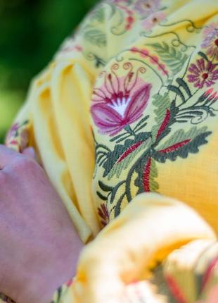 4616 дизайнерська жіноча вишиванка з натурального 100% льону насиченого жовтого кольору3 фото