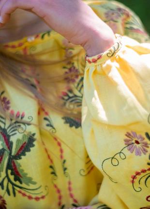 4616 дизайнерська жіноча вишиванка з натурального 100% льону насиченого жовтого кольору4 фото