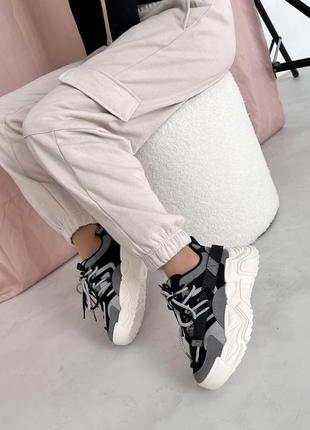 Трендові жіночі кросівки на дутій високій підошві із великими шнурками3 фото