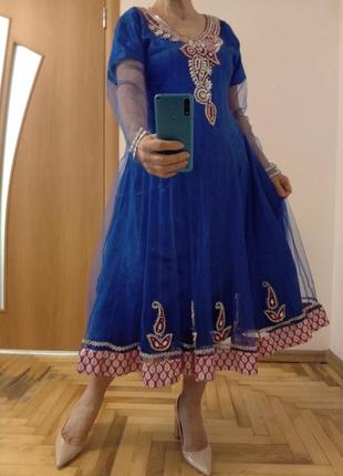 Яскраве красиве плаття розшите камінням, індійське вбрання