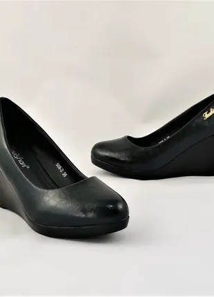 Жіночі туфлі чорні на платформі