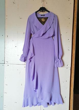 Красивое шикарное платье длины миди материал жатка с воланами на запах