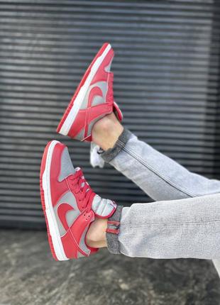 Женские кроссовки nike dunk low medium grey red