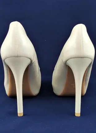Женские белые туфли на каблуке лаковые3 фото