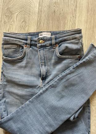 Светлые джинсы zara размер s 36 весенние узкие