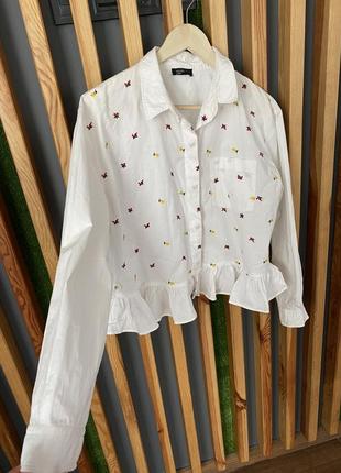 100% хлопковая укороченная кремовая блуза с мелкими вышитыми цветами1 фото