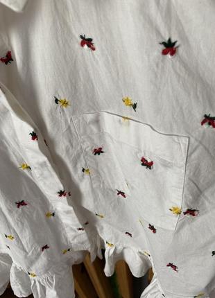 100% хлопковая укороченная кремовая блуза с мелкими вышитыми цветами2 фото