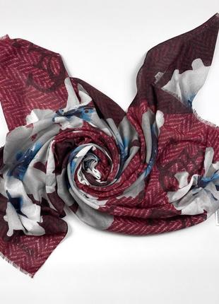 Шаль-шарф guess красного цвета с цветочным принтом и логотипом