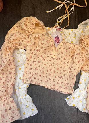 Топ блуза из натурального муслина в цветочный принт, с объемными рукавами, персиковый белый стильный трендовый10 фото