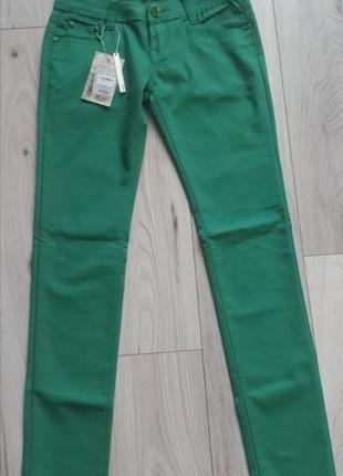 Женские голубые брюки 29 размера и зеленого
цвета 26,27 и 28 размера6 фото