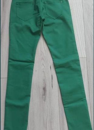 Женские голубые брюки 29 размера и зеленого
цвета 26,27 и 28 размера7 фото