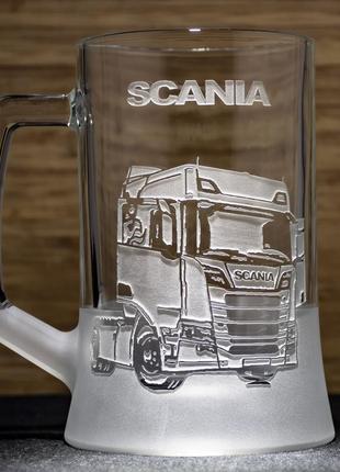 Подарок водителю дайльнобойщику - бокал для пива с гравировкой грузовик scania