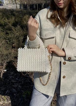 Женская сумка из бусин белого цвета с подкладкой на металлической цепочке