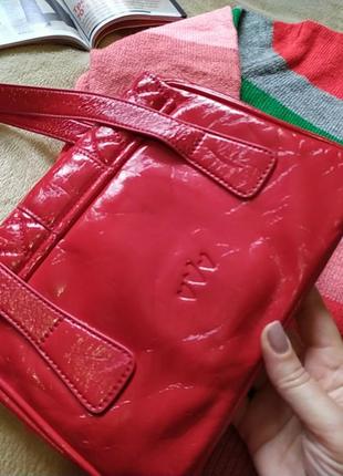 Лакированная ярко красная сумочка10 фото