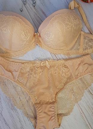 Классический бежевый комплект с ажурной кружевной отделкой